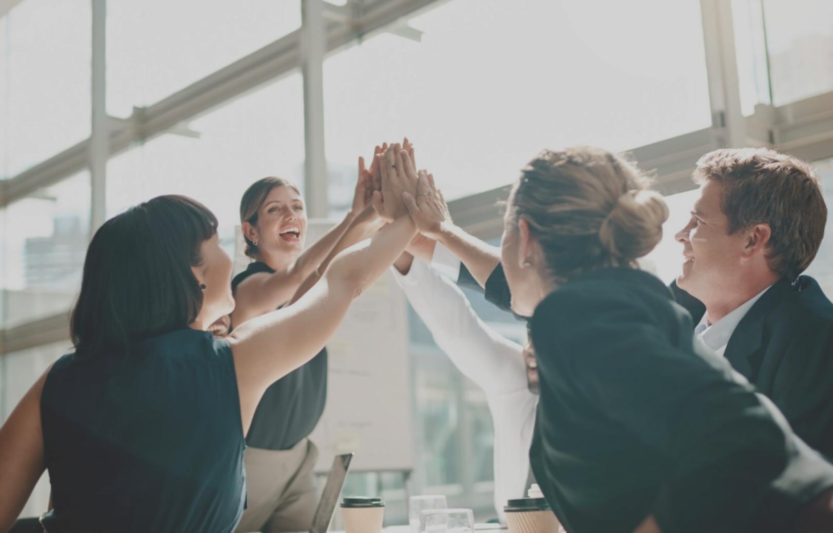 Profesionales revisando documentos financieros en oficina moderna