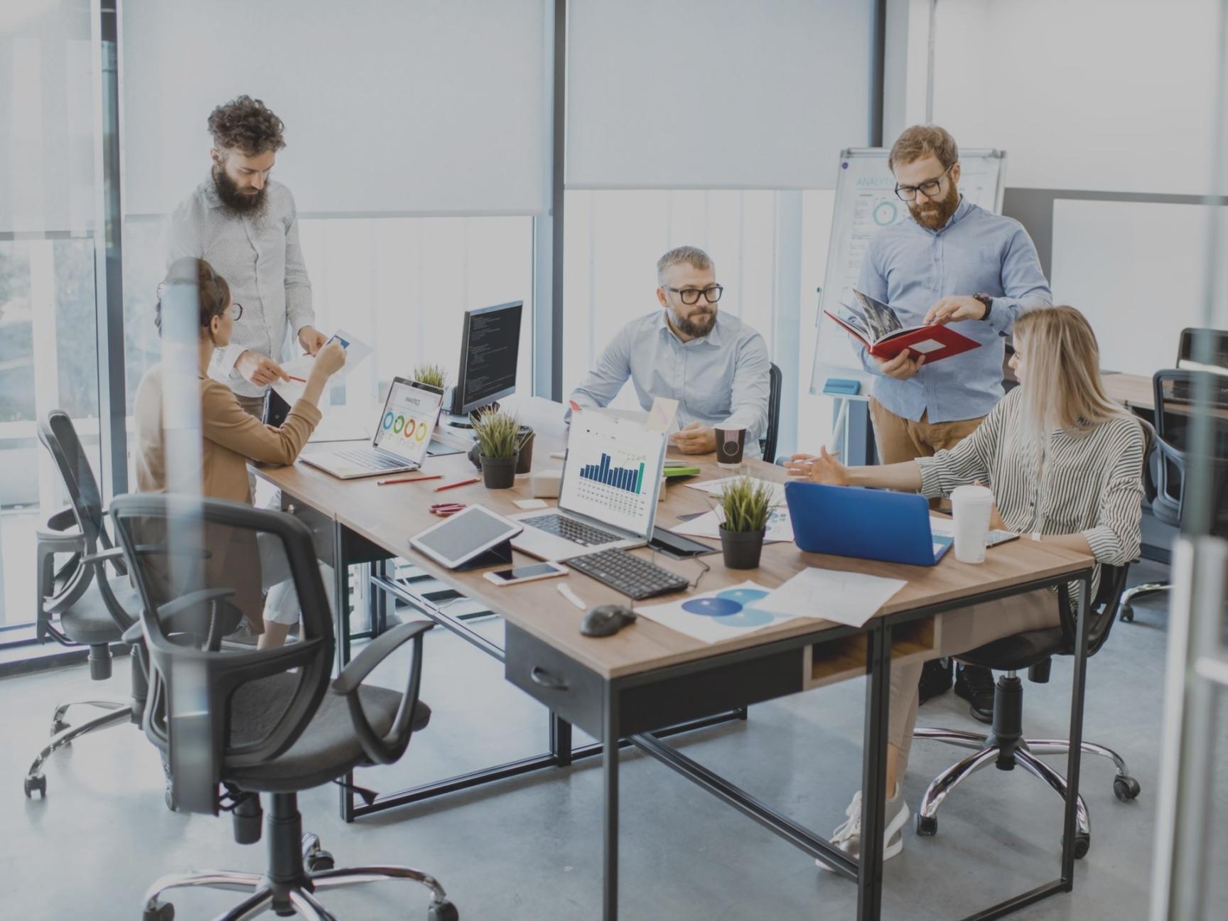 Análisis financiero en acción mostrando trabajo colaborativo